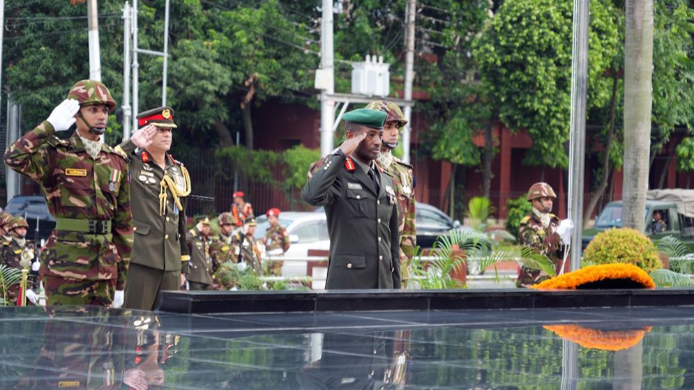 শিখা অনির্বাণে ফুল দিলেন রুয়ান্ডার শীর্ষ সেনা কর্মকর্তা