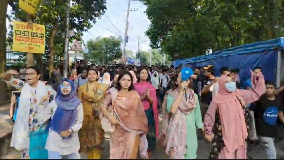 পুলিশের ব্যারিকেড ভেঙে সড়ক দখল নিয়েছে কুমিল্লা বিশ্ববিদ্যালয়ের শিক্ষার্থীরা