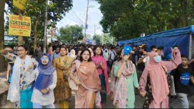 পুলিশের ব্যারিকেড ভেঙে সড়ক দখল নিয়েছে কুমিল্লা বিশ্ববিদ্যালয়ের শিক্ষার্থীরা