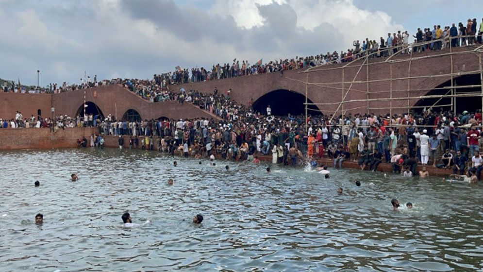 লুট হওয়া ৪০ অস্ত্র ফিরিয়ে দিলো শিক্ষার্থীরা