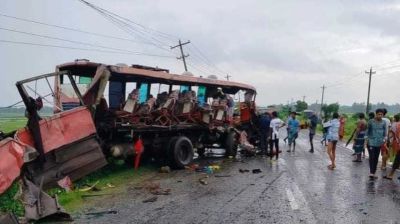 বাস-ট্রাক সংঘর্ষে প্রাণ গেল ৩ জনের, আহত ২০