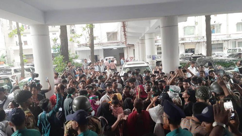 সচিবালয়ে বিক্ষোভ থেকে গ্রেপ্তার ২৬ শিক্ষার্থী ছাত্রলীগের করত