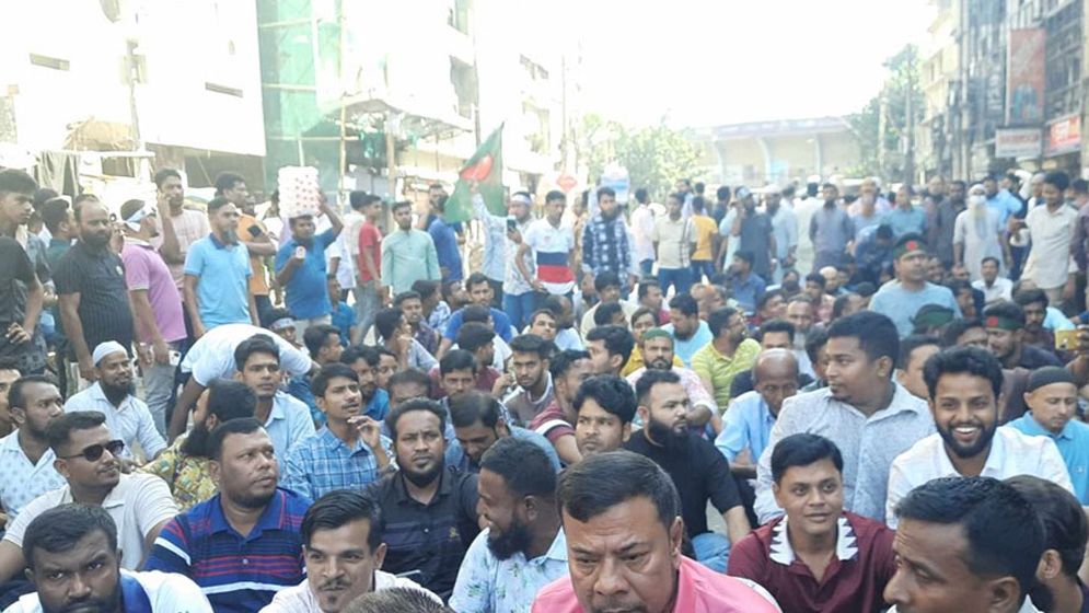 আ.লীগ কার্যালয়ের সামনে বিএনপি নেতাকর্মীদের অবস্থান