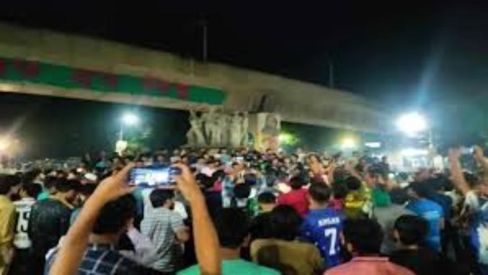 ছাত্র-জনতা রাতেই জিরো পয়েন্ট দখলে নিল