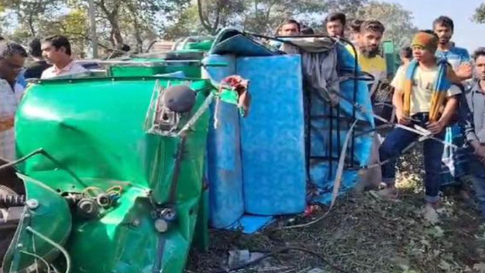 ভৈরবে কাভার্ডভ্যানের চাপায় অটোরিকশার ৫ আরোহী নিহত