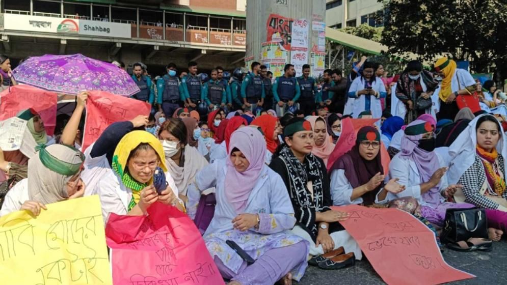 সিদ্ধান্ত বদল, আন্দোলন চালিয়ে যাওয়ার ঘোষণা ট্রেইনি চিকিৎসকদের