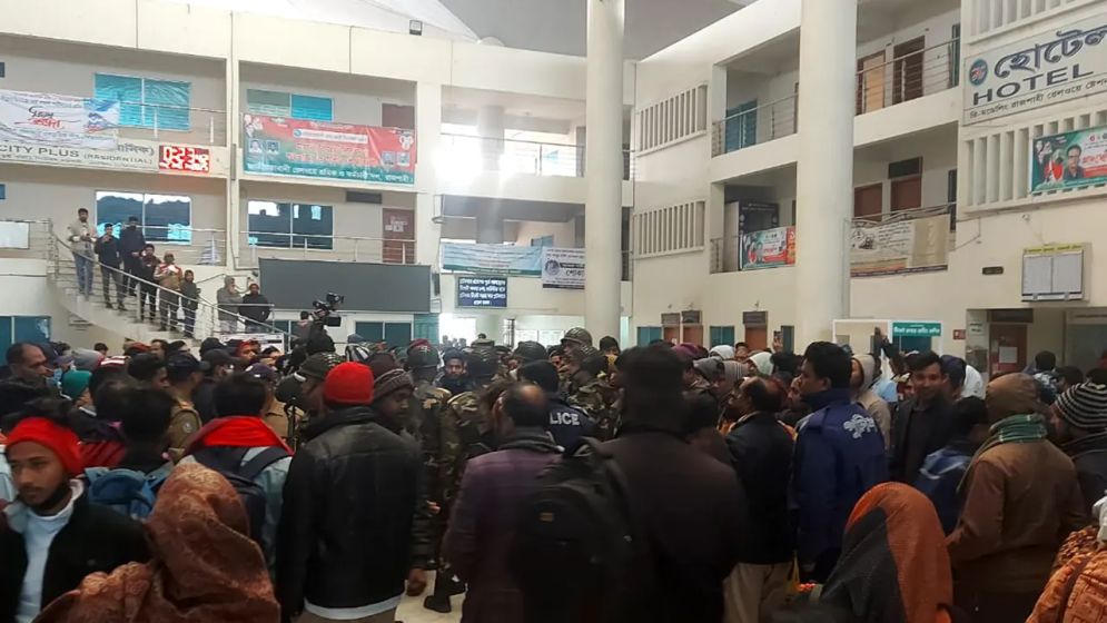 ট্রেন বন্ধ হওয়ায় সারা দেশে বিপাকে যাত্রীরা