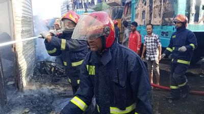 রাজধানীতে আগুনে পুড়ল ৬ ট্রাক