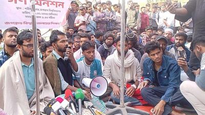 জবি শিক্ষার্থীদের অনশন প্রত্যাহার, চলবে শাটডাউন কর্মসূচি