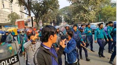 সচিবালয় গেটে পুলিশের সঙ্গে শিক্ষার্থীদের ধাওয়া পাল্টা-ধাওয়া
