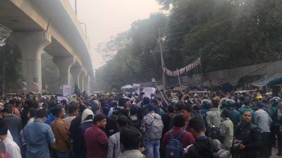 প্রধান উপদেষ্টার বাসভবন মুখি শিক্ষকদের পদযাত্রা আটকে দিলো পুলিশ