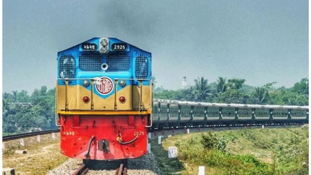 মধ্যরাত থেকে সারা দেশে ট্রেন চলাচল বন্ধের ঘোষণা রেল কর্মীদের
