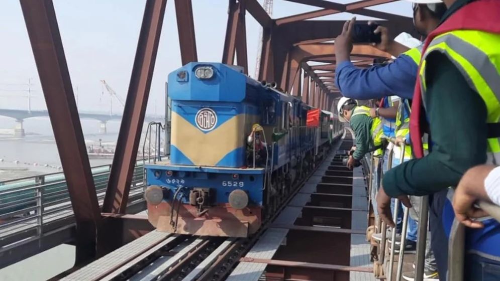 যমুনা রেল সেতু দিয়ে যাত্রীবাহী ট্রেন চলাচল শুরু
