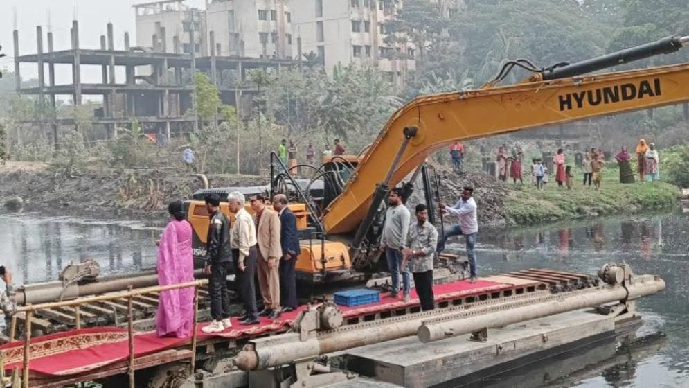লাল গালিচায় নেমে খাল খনন উদ্বোধন করলেন রিজওয়ানা-আসিফসহ তিন উপদেষ্টা