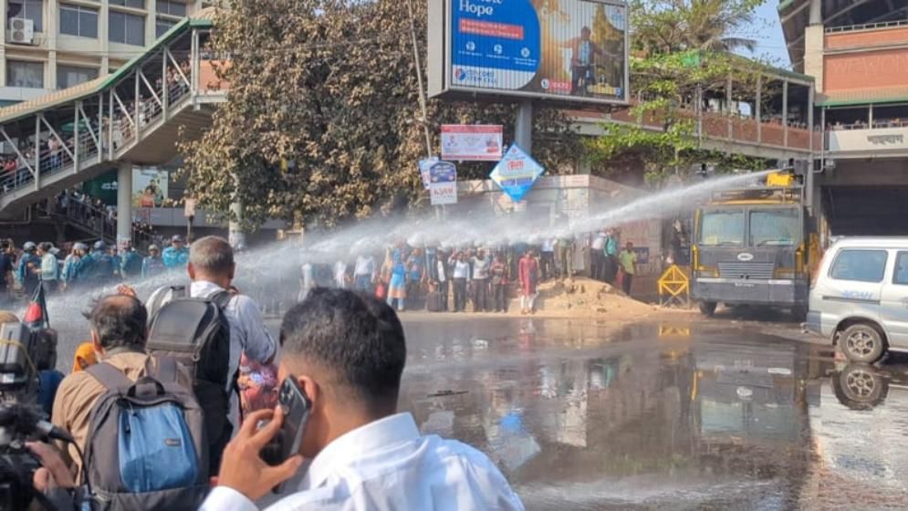 জলকামান দিয়ে শাহবাগ থেকে সুপারিশপ্রাপ্ত শিক্ষকদের সরিয়ে দিল পুলিশ