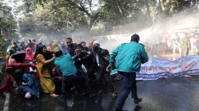 প্রাথমিকের নিয়োগ বাতিল প্রার্থীদের বিক্ষোভে পুলিশের লাঠিচার্জ-জলকামান