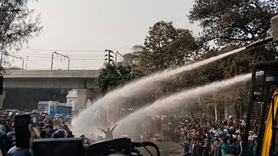 পুলিশের জলকামান নিক্ষেপ, সচিবালয়ের সামনে অনড় অবস্থানে শিক্ষকরা