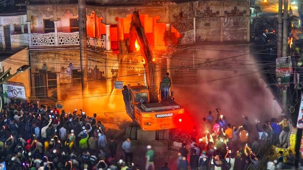 শামীম ওসমানের দাদা বাড়ি গুঁড়িয়ে দেওয়া হচ্ছে