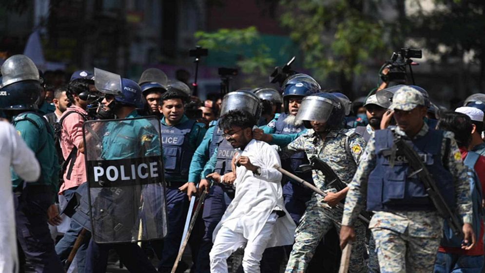 হিযবুত তাহরীরের মিছিল থেকে আটক কয়েকজন