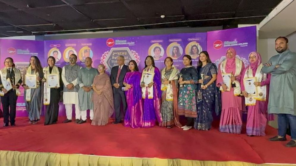 এটিজেএফবি এভিয়েট্যুর উইমেন্স আইকন অ্যাওয়ার্ড পেলেন ১০ নারী