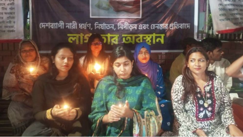 ধর্ষণের প্রতিবাদে লাগাতার অবস্থানে শামছুন নাহার হলের সাবেক ভিপি ইমি