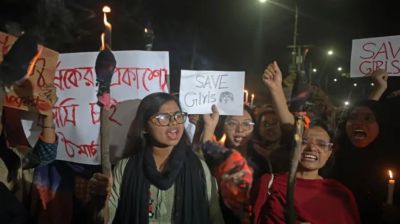 নারী নির্যাতন ও ধর্ষণের প্রতিবাদে মধ্যরাতে শিক্ষার্থীদের বিক্ষোভ
