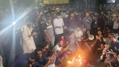 ঢাকা বিশ্ববিদ্যালয়ে মধ্যরাতে আওয়ামী লীগ নিষিদ্ধের দাবিতে বিক্ষোভ