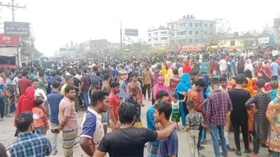 ঈদ বোনাসসহ বিভিন্ন দাবিতে গাজীপুরে শ্রমিকদের বিক্ষোভ, মহাসড়ক অবরোধ