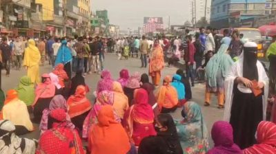 বকেয়া বেতন দাবিতে গাজীপুরে পোশাক শ্রমিকদের মহাসড়ক অবরোধ