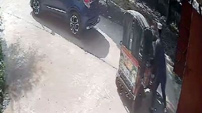 রিকশাচালককে জুতাপেটা করে বরখাস্ত হলেন সমাজসেবা কর্মকর্তা