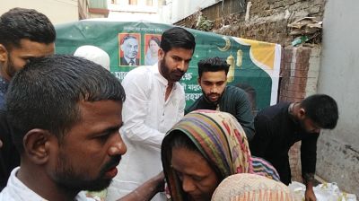 গ্রীন রোডে কলাবাগান ছাত্রদলের ইফতার বিতরণ