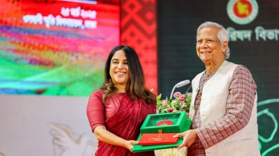 স্বাধীনতা পুরস্কার তুলে দিলেন প্রধান উপদেষ্টা