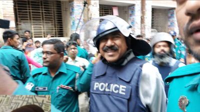 আদালত প্রাঙ্গণে আগামী নির্বাচনের জন্য দোয়া চাইলেন শাজাহান খান
