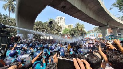 বাধা উপেক্ষা করে যমুনায় যাওয়ার চেষ্টা, জলকামান-লাঠিচার্জ