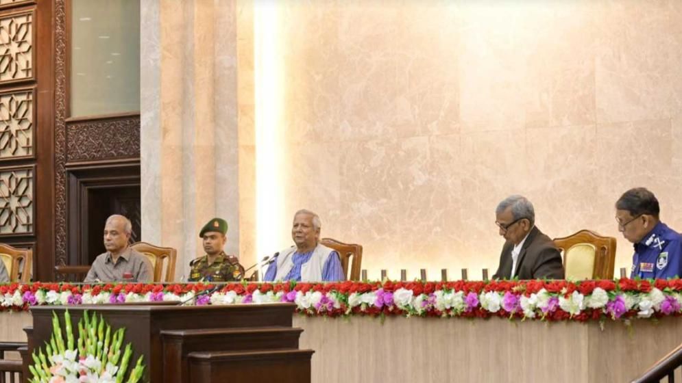 পুলিশ কর্মকর্তাদের উদ্দেশে দিক নির্দেশনা দিলেন প্রধান উপদেষ্টা