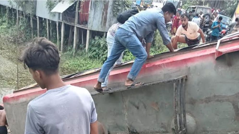 বাস উল্টে খাদে: ৪ জন নিহত, আহত অনেক