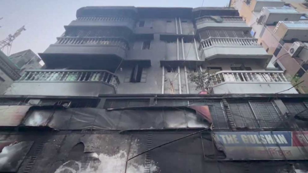 বংশালে আসবাবের দোকানে অগ্নিকাণ্ড: ধোঁয়ায় শ্বাসরুদ্ধ হয়ে নিহত ১, আহত ১৮