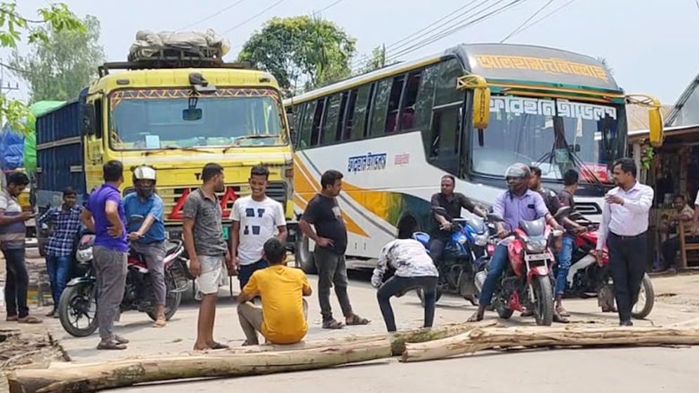 ট্রেন চালুর দাবিতে লালমনিরহাটে সড়ক অবরোধ, যান চলাচল বন্ধ