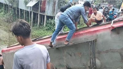 বাস উল্টে খাদে: ৪ জন নিহত, আহত অনেক