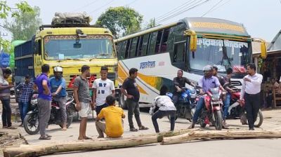 ট্রেন চালুর দাবিতে লালমনিরহাটে সড়ক অবরোধ, যান চলাচল বন্ধ