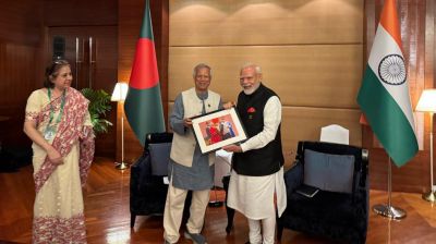 মোদিকে যে ছবি উপহার দিলেন ড. ইউনূস