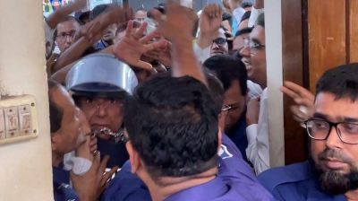আদালত প্রাঙ্গণে চড়-থাপ্পড়, দৌড়ে রক্ষা পেলেন সাবেক আইনমন্ত্রী আনিসুল
