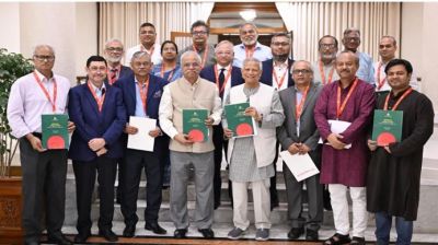 প্রধান উপদেষ্টার কাছে শ্রম সংস্কার কমিশনের প্রতিবেদন জমা