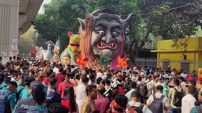 চারুকলা থেকে বের হয়েছে বর্ণাঢ্য বর্ষবরণ আনন্দ শোভাযাত্রা