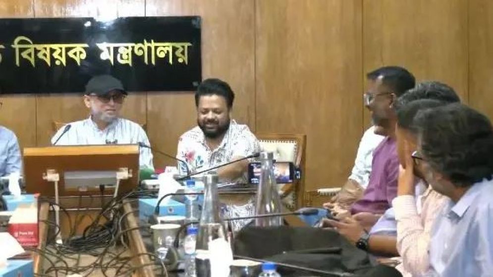 প্রশ্ন ও মতামতের পার্থক্য বোঝার অক্ষমতা এবং আমাদের সাংবাদিকতা