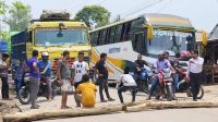 ট্রেন চালুর দাবিতে লালমনিরহাটে সড়ক অবরোধ, যান চলাচল বন্ধ