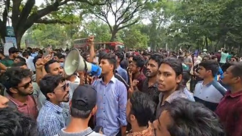 ঢাবি ছাত্রদল নেতার ছুরিকাঘাতে মৃত্যু: উপাচার্য ও প্রক্টরের পদত্যাগ দাবিতে বিক্ষোভ
