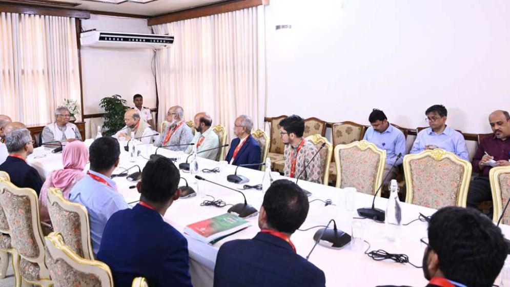 স্বাস্থ্যখাত সংস্কার কমিশনের চূড়ান্ত প্রতিবেদন প্রধান উপদেষ্টার কাছে হস্তান্তর
