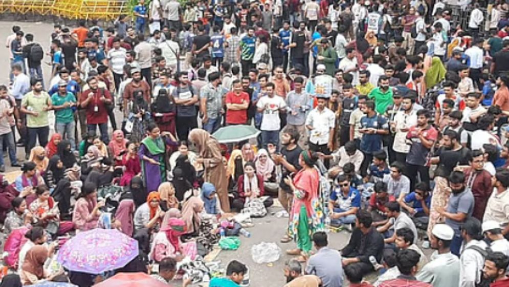 কাকরাইলে সড়ক অবরোধে জগন্নাথ বিশ্ববিদ্যালয়ের শিক্ষার্থীরা, তিন দফা দাবিতে আন্দোলন অব্যাহত