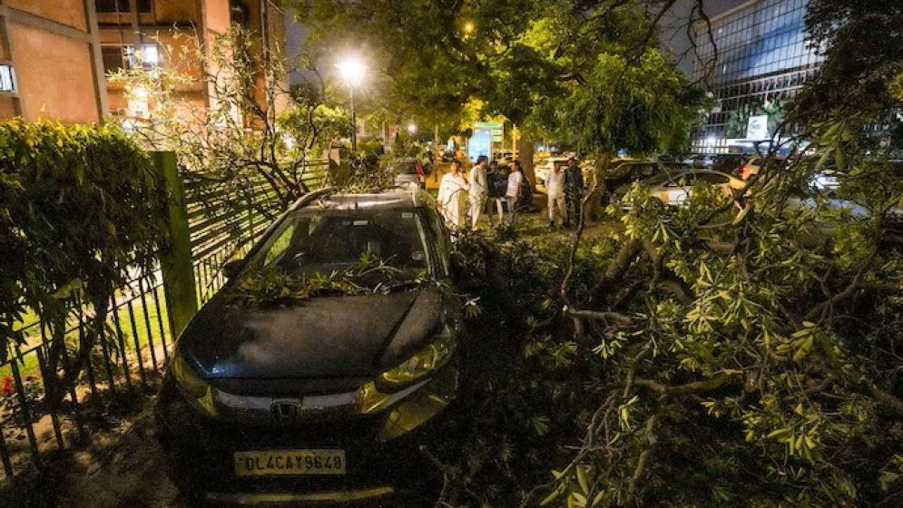 প্রবল ঝড়-বৃষ্টিতে অচল দিল্লি, ফ্লাইট ও ট্রেন চলাচলে বিঘ্ন, প্রাণ গেল ৪ জনের